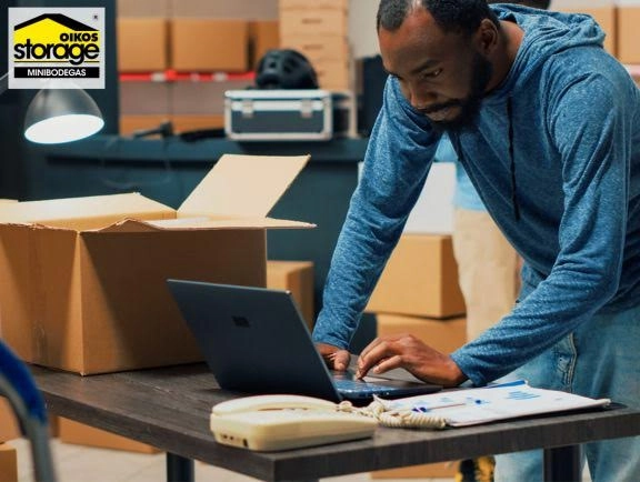 Beneficios económicos del alquiler de Minibodegas Hombre revisando sus cajas en una minibodega